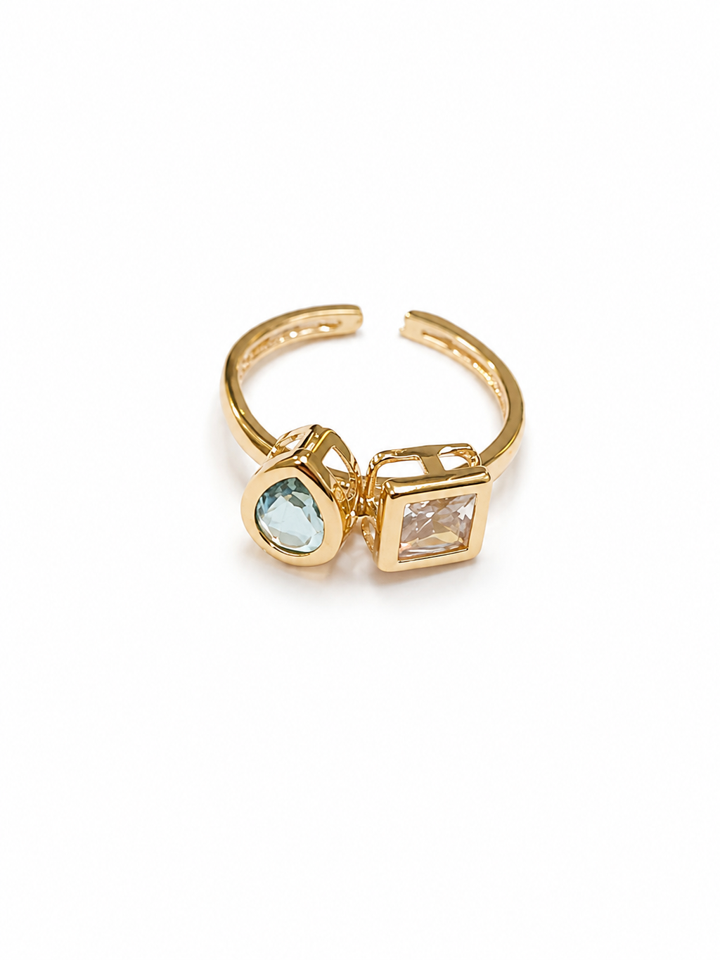 Anillo fino con piedras gota y cuadrada — delicado y con carácter