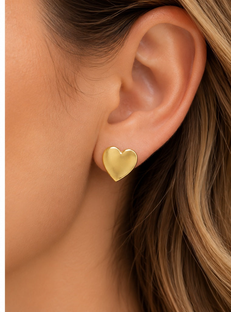 BB3051OU corazón dorado liso puesto en modelo, imagen ilustrativa