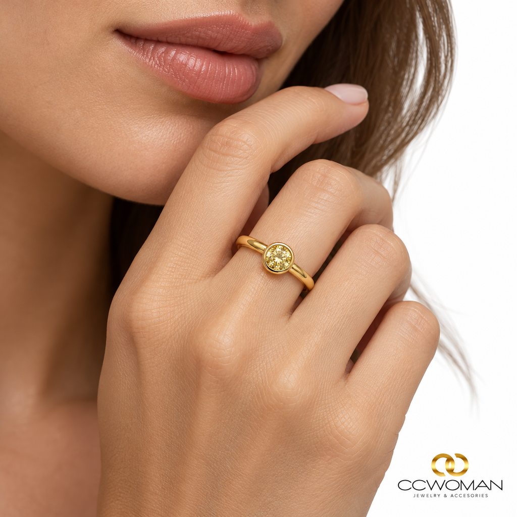 Anillo Éclat con Piedra Roja usada por modelo, vista cercana