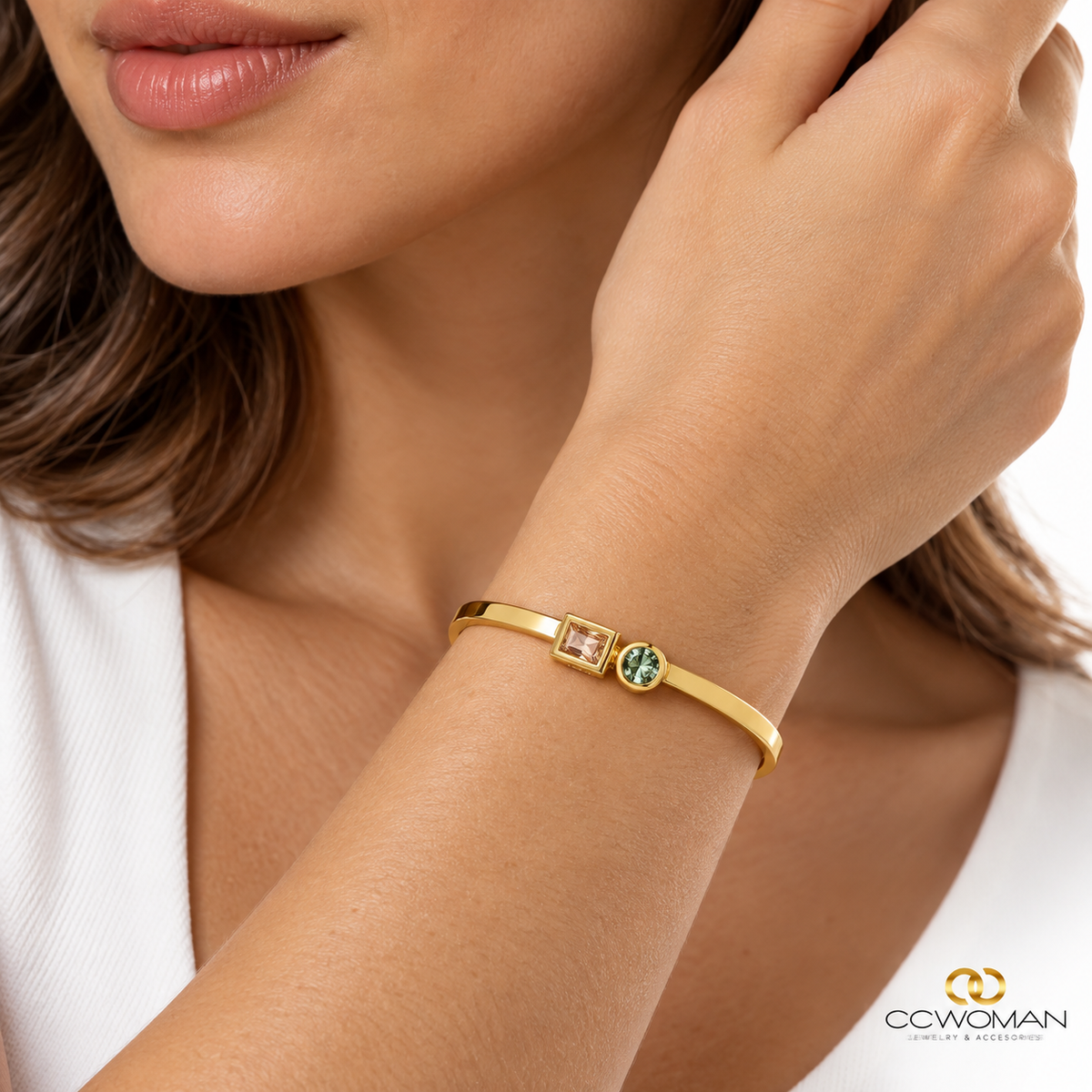 Brazalete con piedras multiforma — brillo y personalidad en tu muñeca usada por modelo, vista cercana