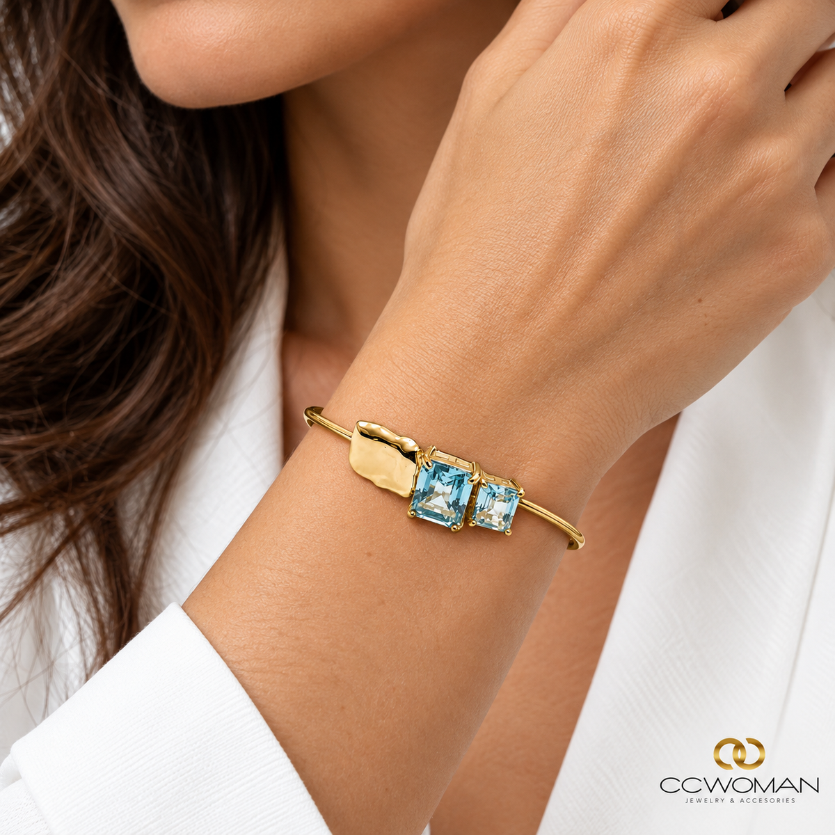 Brazalete Fino con Dos Piedras Rectangulares y Metal Orgánico usada por modelo, vista cercana