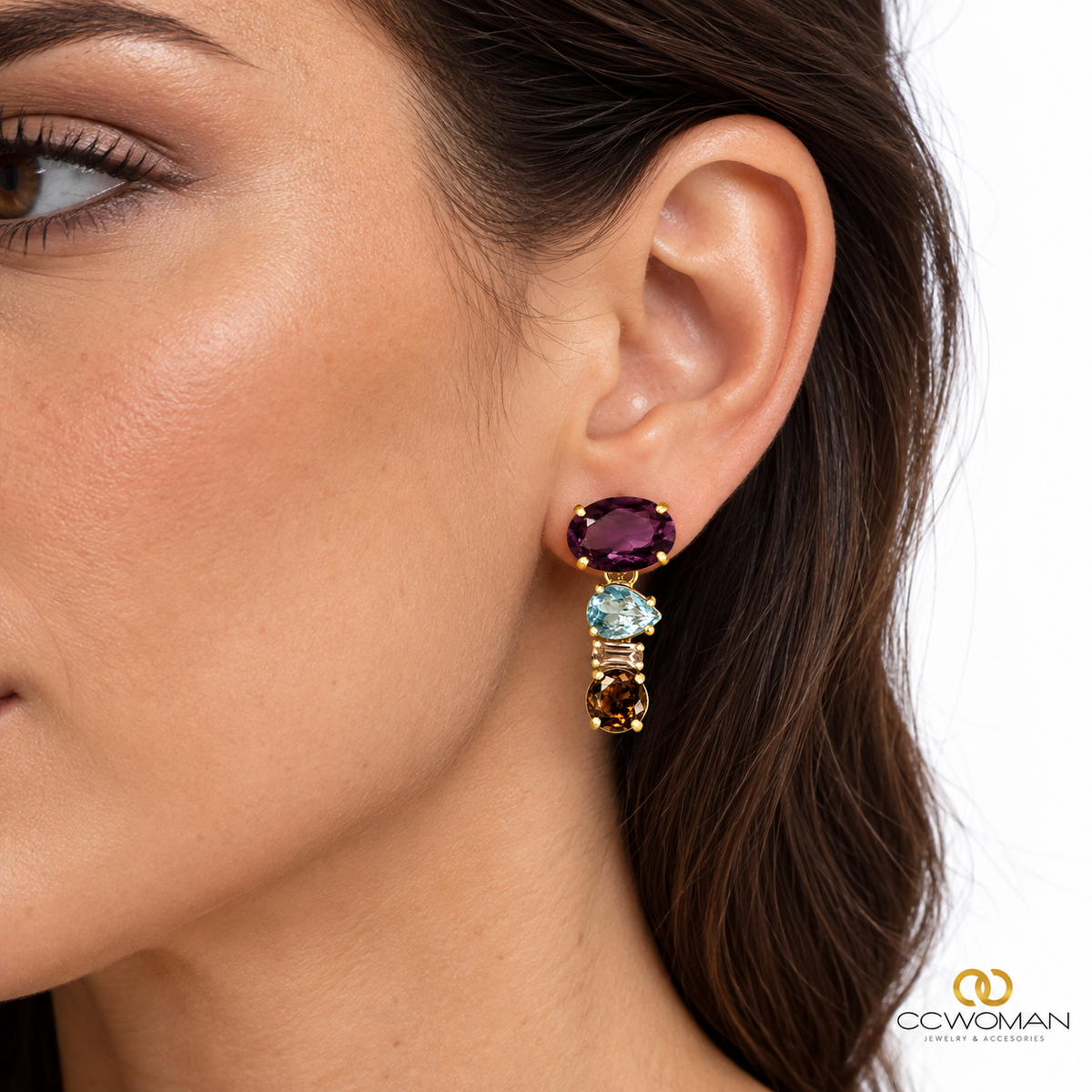 Aros multiforma con piedras — elegancia y personalidad en cada detalle usada por modelo, vista cercana