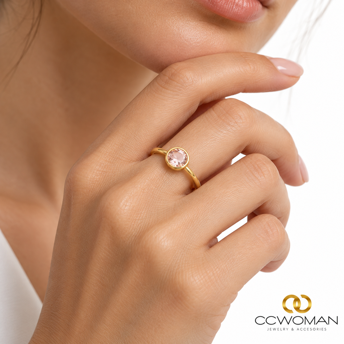 Anillo fino con piedra enmarcada — minimalista y sofisticado usada por modelo, vista cercana