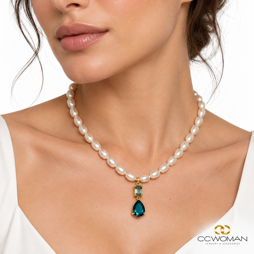 Collar de perlas con colgante de piedras — clásico con un toque moderno usada por modelo, vista cercana