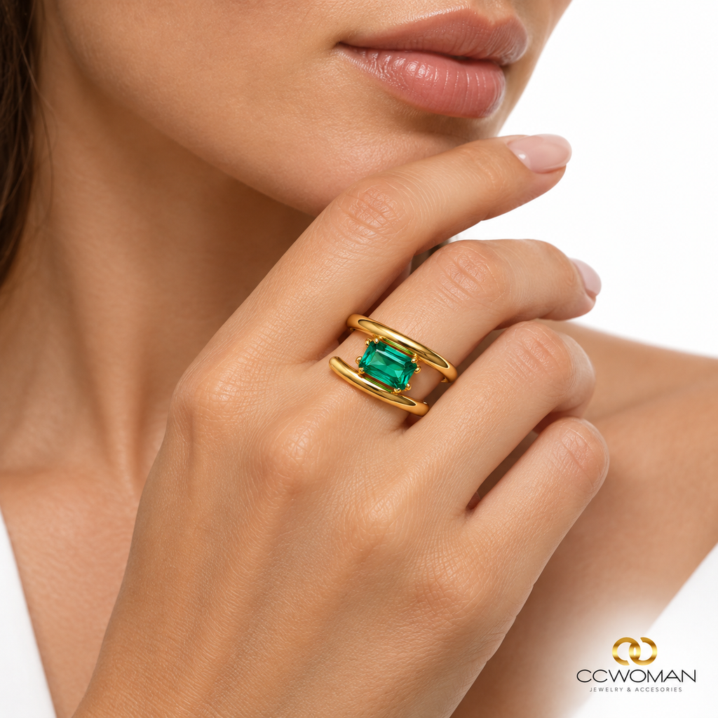Anillo Dorado Celeste con Cristal Rectangular usada por modelo, vista cercana