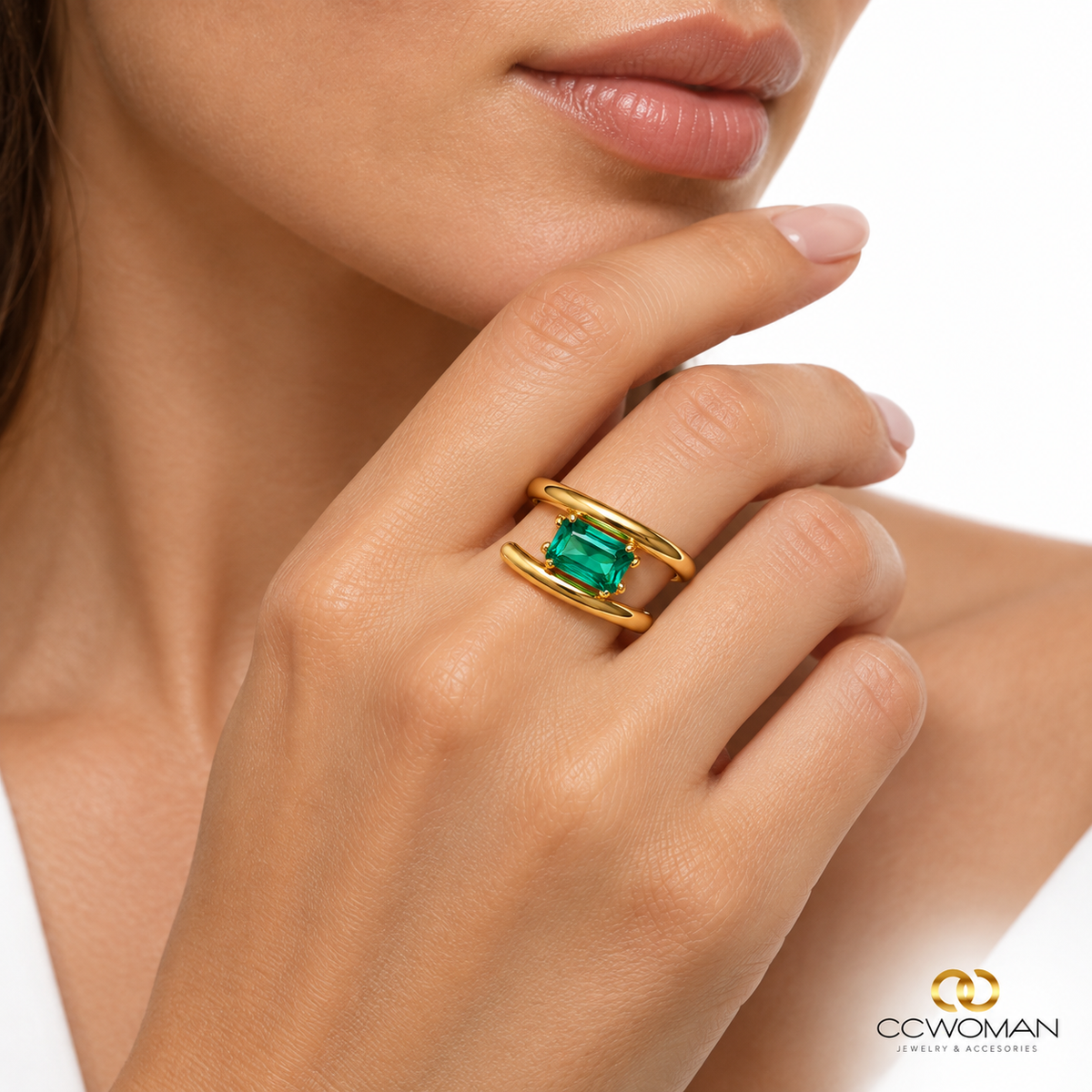 Anillo Dorado Celeste con Cristal Rectangular usada por modelo, vista cercana