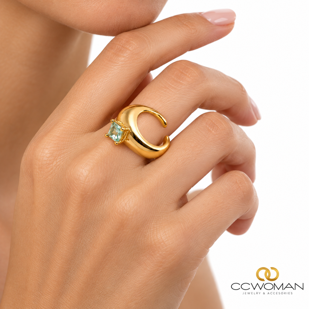 Anillo ovalado con piedra rectangular — moderno y elegante usada por modelo, vista cercana