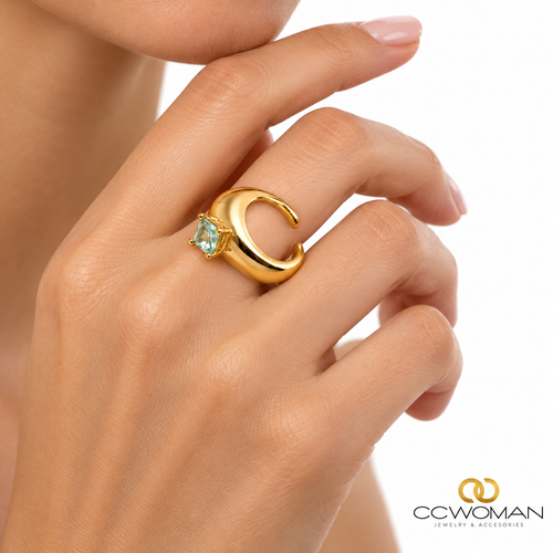 Anillo ovalado con piedra rectangular — moderno y elegante usada por modelo, vista cercana