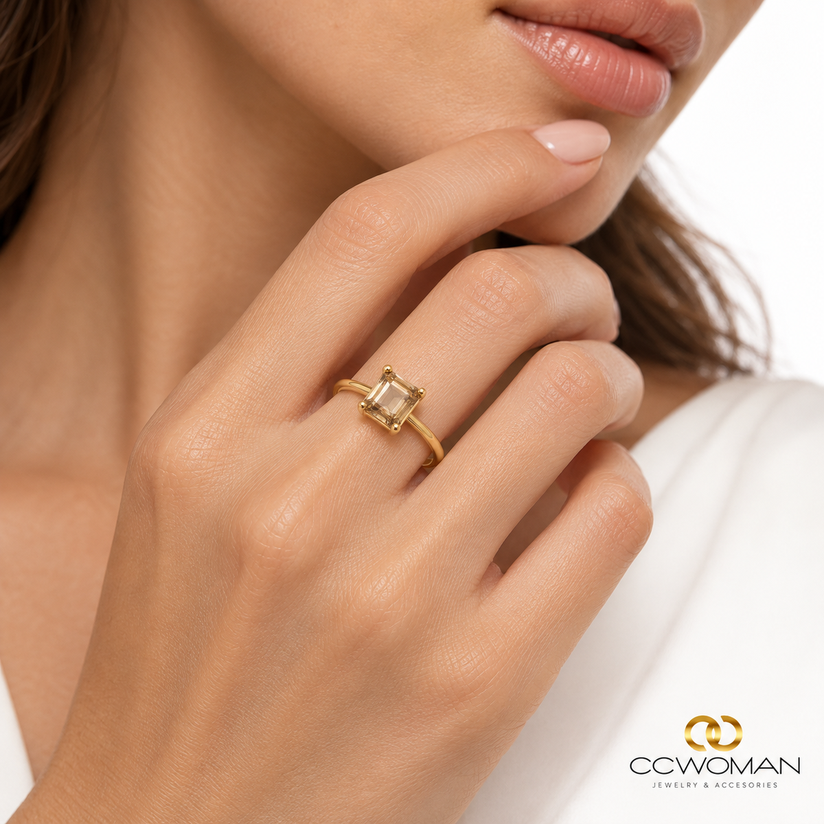 Anillo fino con piedra navette — sutil, elegante e irresistible usada por modelo, vista cercana