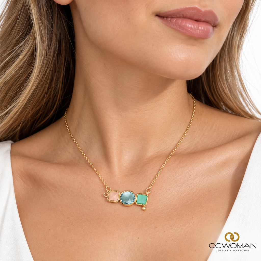 Collar Elinho Dorado Triple Piedra con Circones usada por modelo, vista cercana