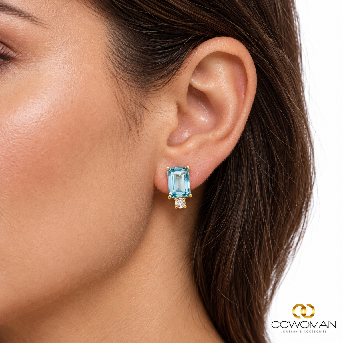 Aros con piedra rectangular y zirconia usada por modelo, vista cercana