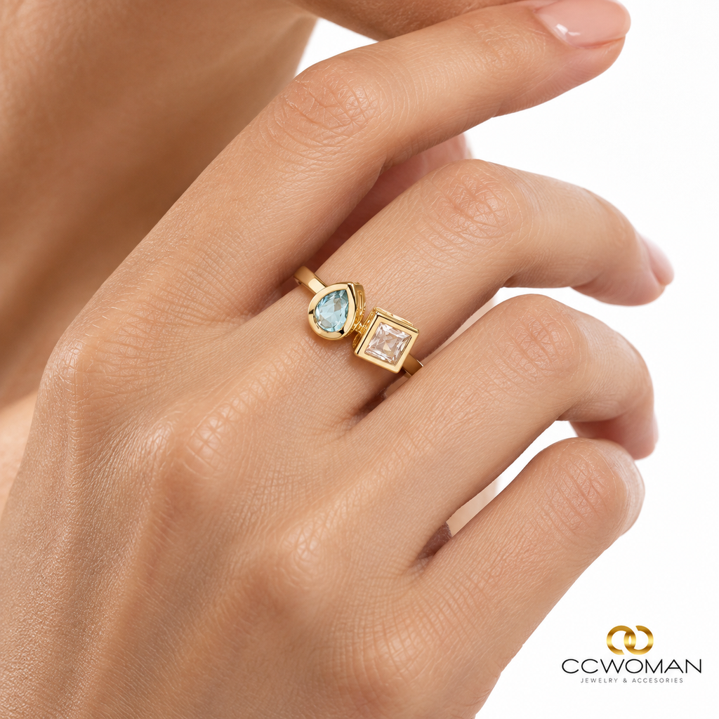 Anillo fino con piedras gota y cuadrada — delicado y con carácter usada por modelo, vista cercana