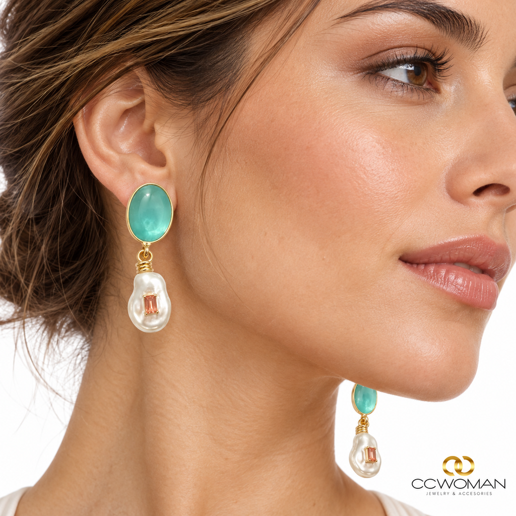 Aros con perla y piedras — sofisticados y femeninos usada por modelo, vista cercana
