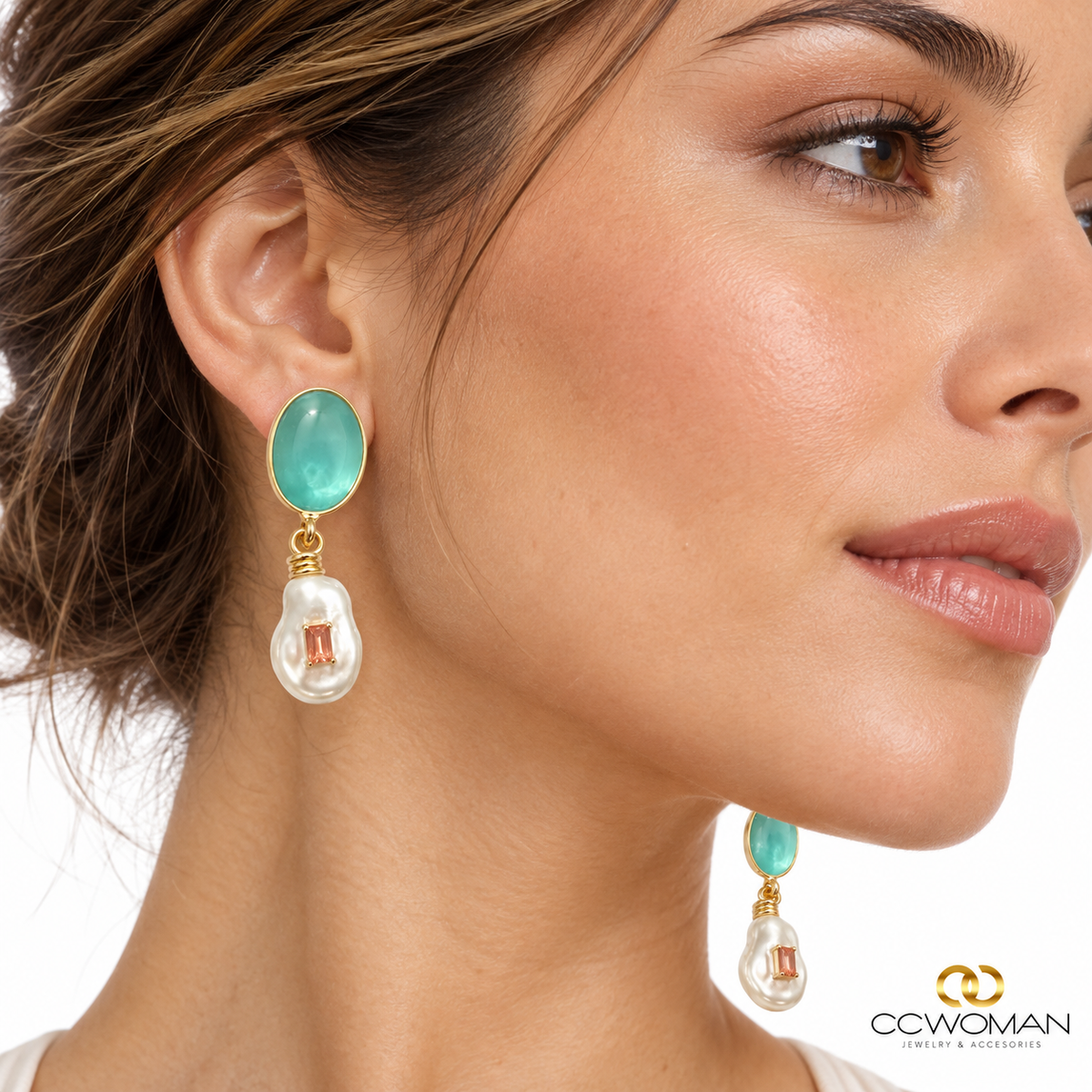 Aros con perla y piedras — sofisticados y femeninos usada por modelo, vista cercana