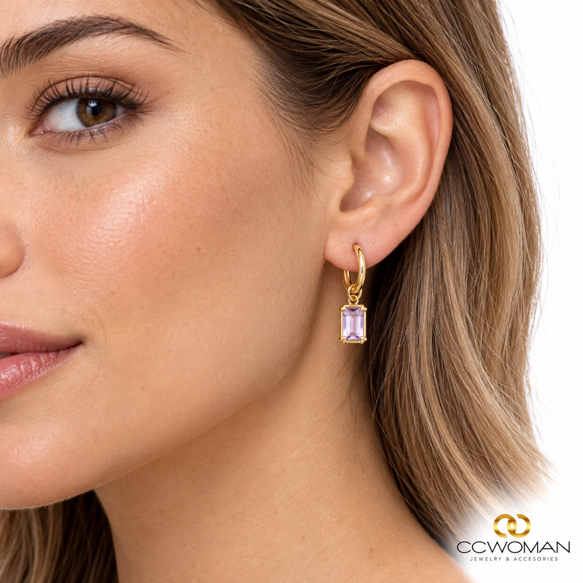 Aros Argolla Ovalada con Circones y Piedra Rectangular Engastada usada por modelo, vista cercana