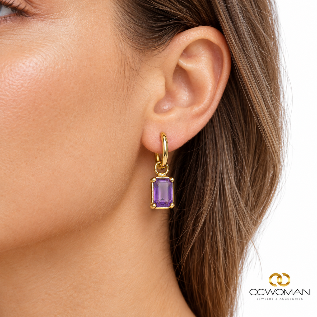 Aros Argolla Click Dorados con Piedra Rectangular Engastada usada por modelo, vista cercana