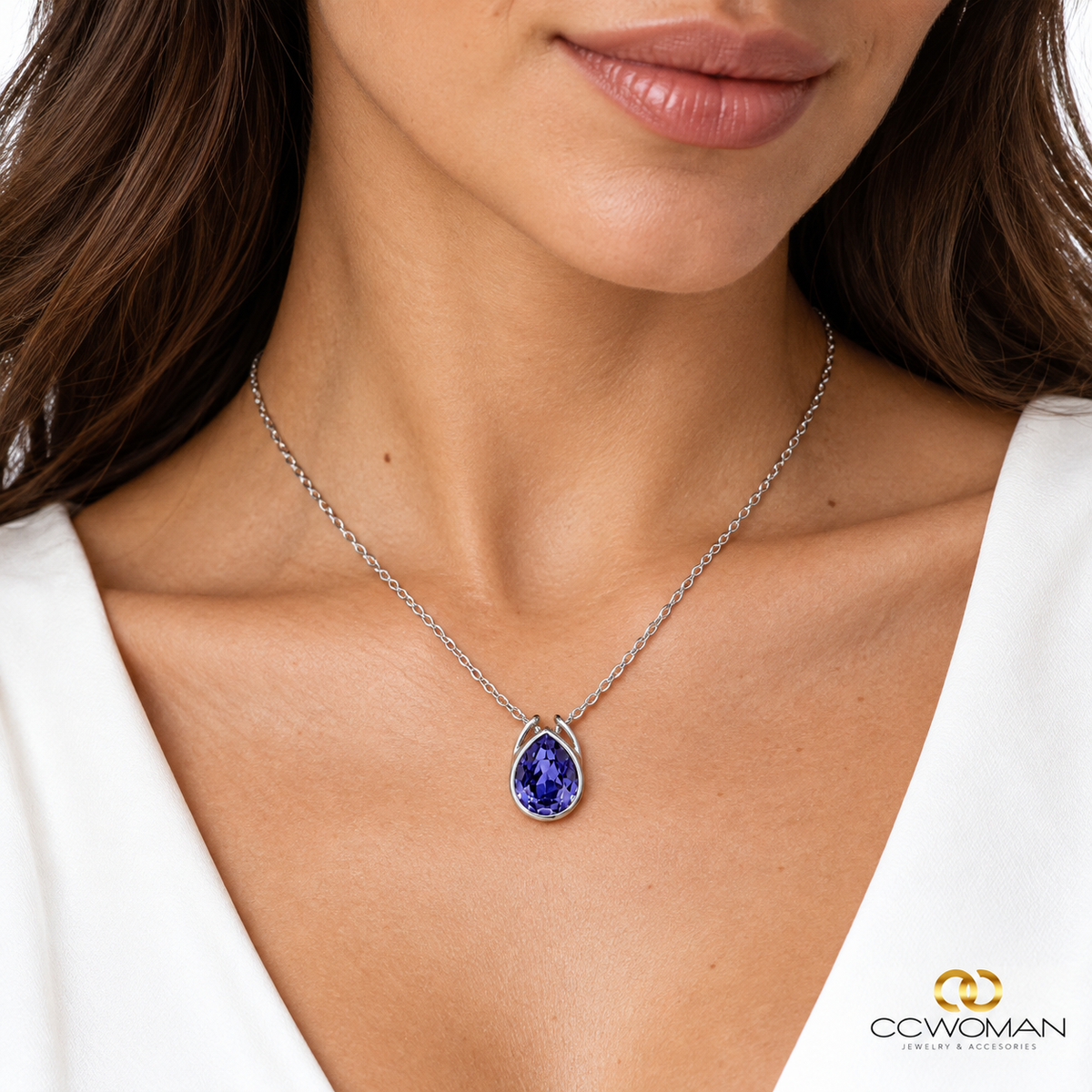 Collar Gota Azul Violeta con Cristal Swarovski usada por modelo, vista cercana