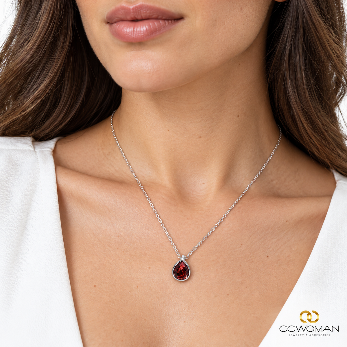 Collar Gota Color Vino con Cristal Swarovski usada por modelo, vista cercana