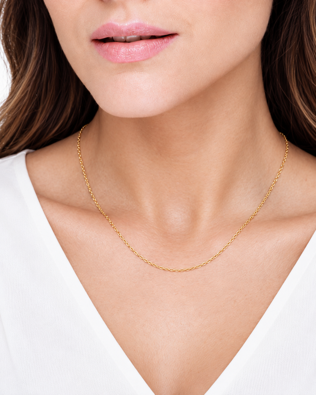Detalle del Collar Clásico Extra Fino dorado sobre modelo con blusa blanca